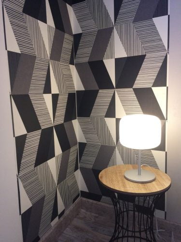 Papier peint graphique noir et blanc, rénovation chambre d'hôtes par Kty.L intérieurs, Ufdi, Avignon