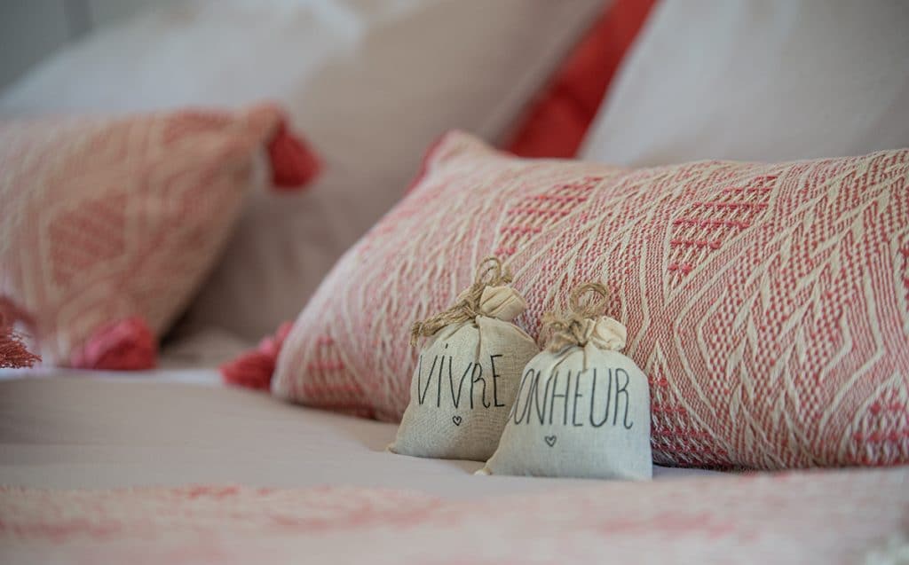 Coussins de lit rose, réalisation gîtes par Kty.L, décoratrice UFDI , Vaucluse et Gard