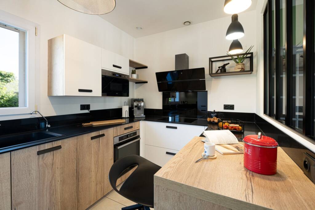 Vue ensemble de cuisine en blanc noir et blanc, rénovation par Kty.L Intérieurs, UFDI, Avignon, Nîmes, Uzès