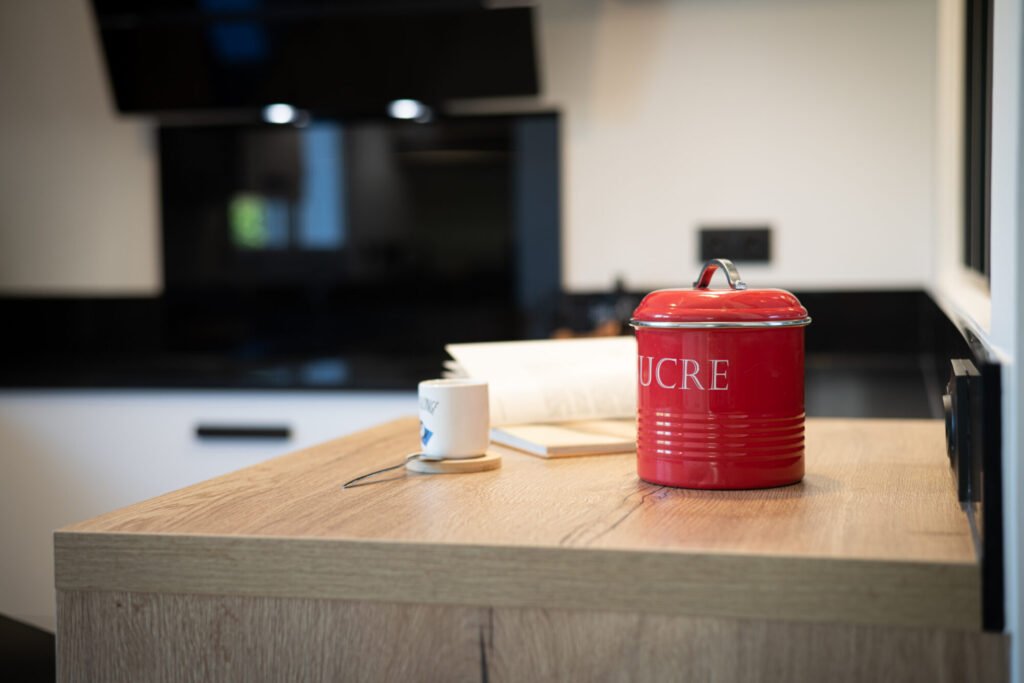 Détails tasse à café et pot à sucre, rénovation cuisine par Kty.L Intérieurs, UFDI, Avignon, Nîmes, Uzès