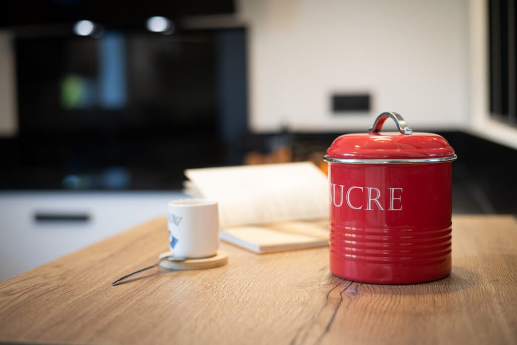 Détail décoration cuisine pot à sucre rouge, par Kty.L Intérieurs, UFDI, Avignon, Nîmes, Uzès