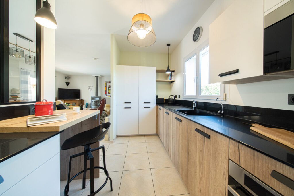 Détail façades cuisine bois, et blanc avec plan de travail noir, par Kty.L Intérieurs, UFDI, Avignon, Nîmes, Uzès