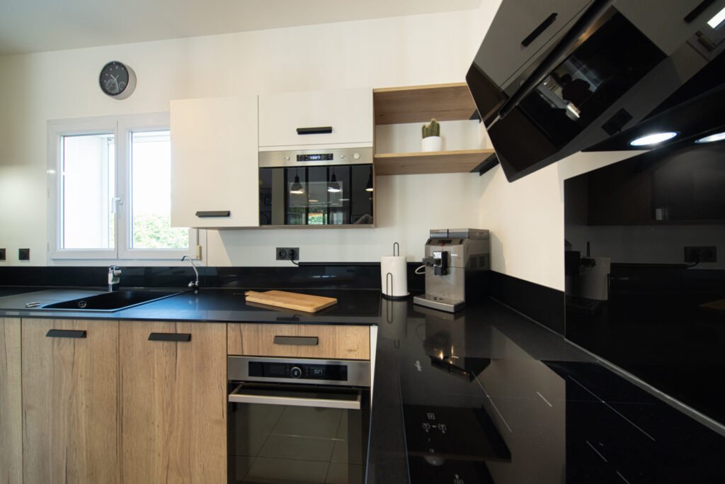 Cuisine façades blanches et bois, plan de travail noir, par Kty.L Intérieurs, UFDI, Avignon, Nîmes, Uzès